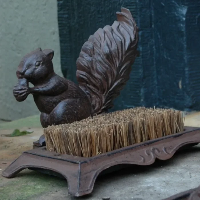 Schuhbürste Eichhörnchen (Gusseisen, Kokosfaser)