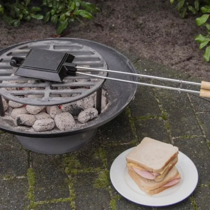 Toasteisen aus Gusseisen (Griff aus Birkenholz)